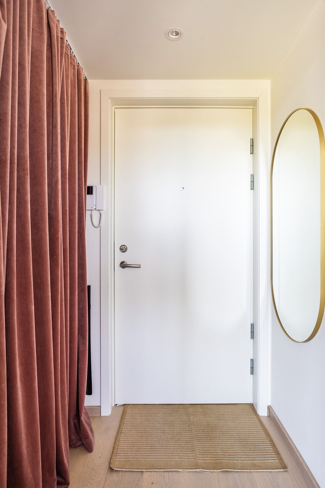 Lys og innbydende entrè med god plass til klær og sko. Galleribilde