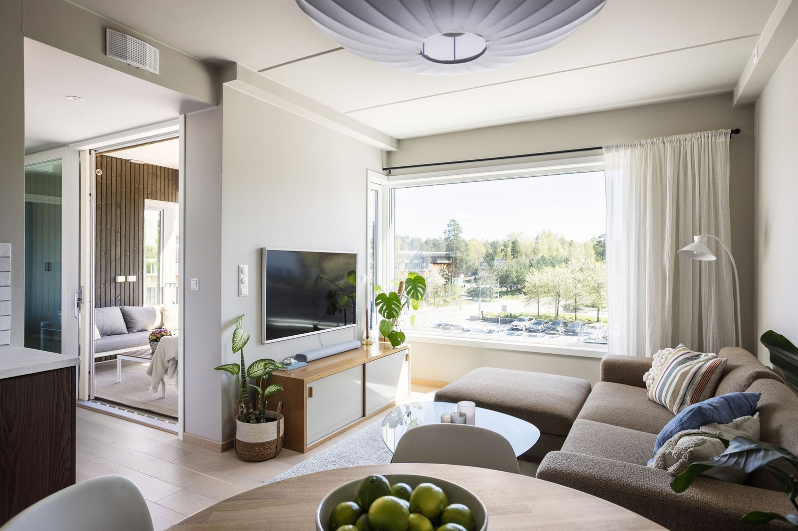 Leiligheten har store vindusflater som skaper en luftig og innbydende atmosfære. Galleribilde