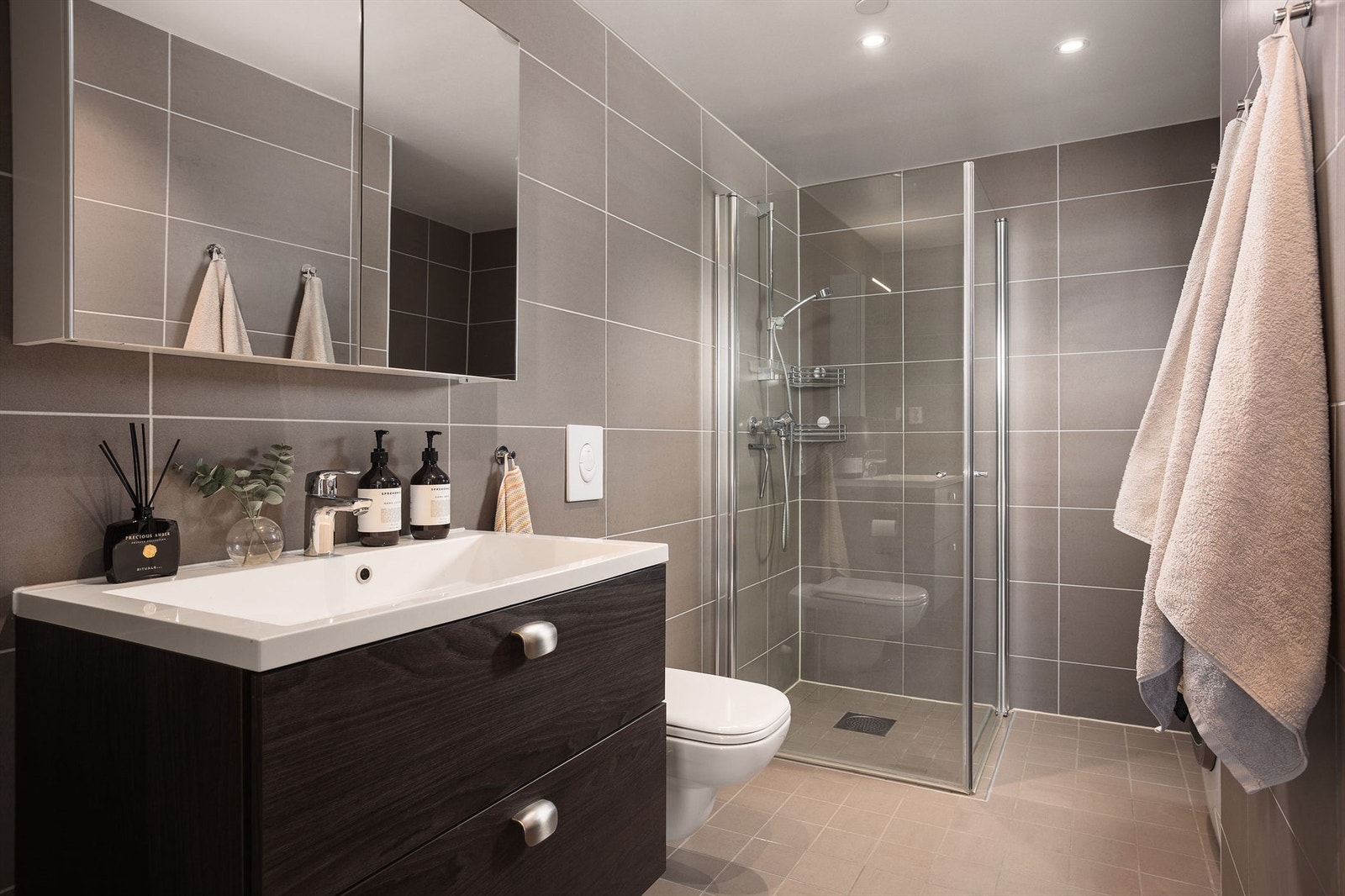 Delikat bad som er flislagt i moderne design og kvalitet. Romslig dusjhjørne, vegghengt wc. Galleribilde