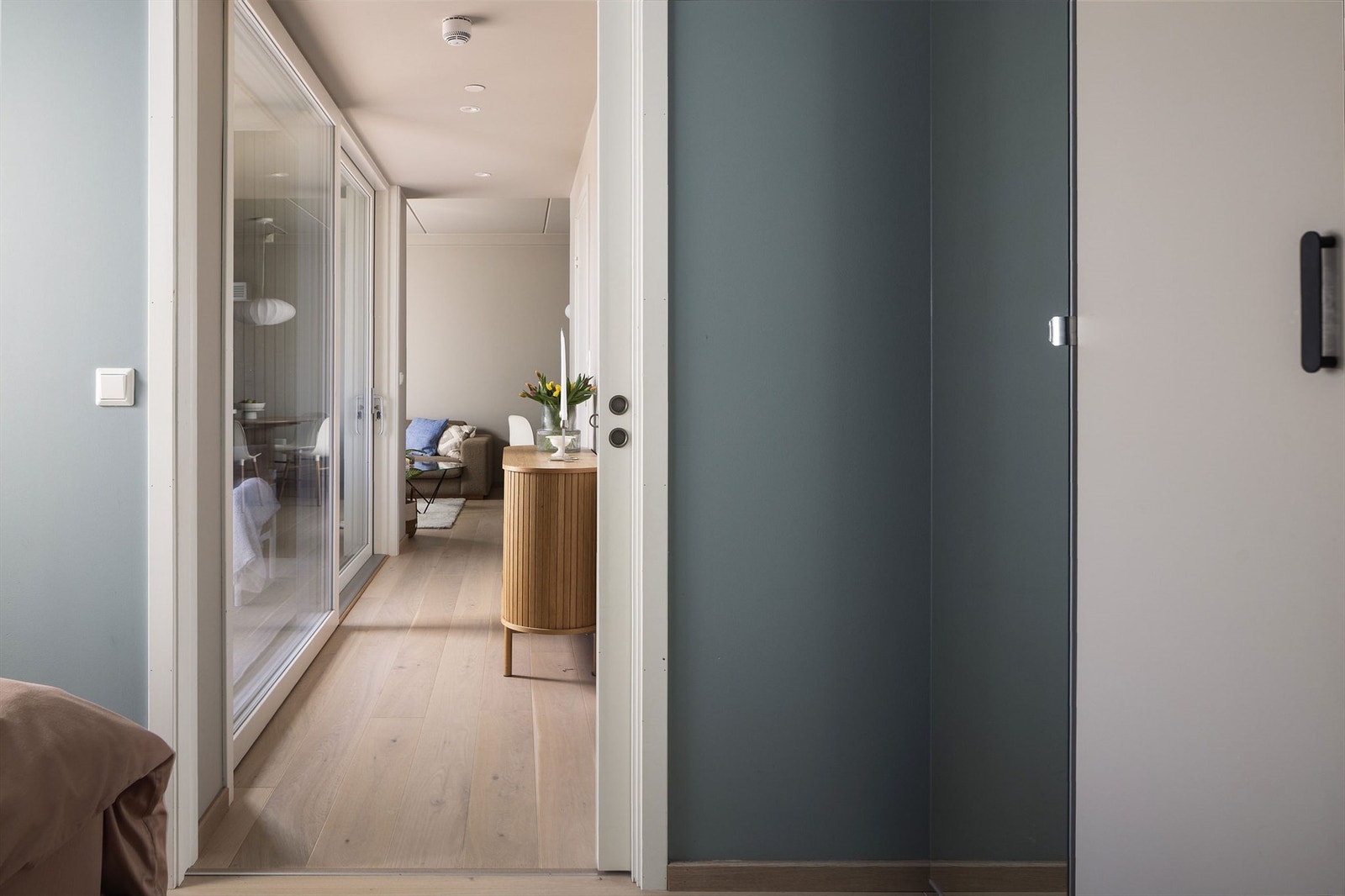 Adkomst fra entré til stue/kjøkken, terrassedør til venstre. Galleribilde