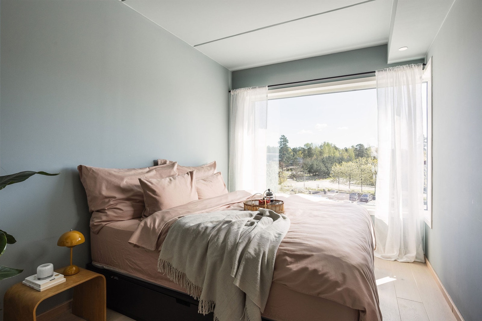 Soverommet er romslig, lyst og luftig og med et stort vindu fra gulv til tak som slipper inn godt med naturlig lys. Galleribilde