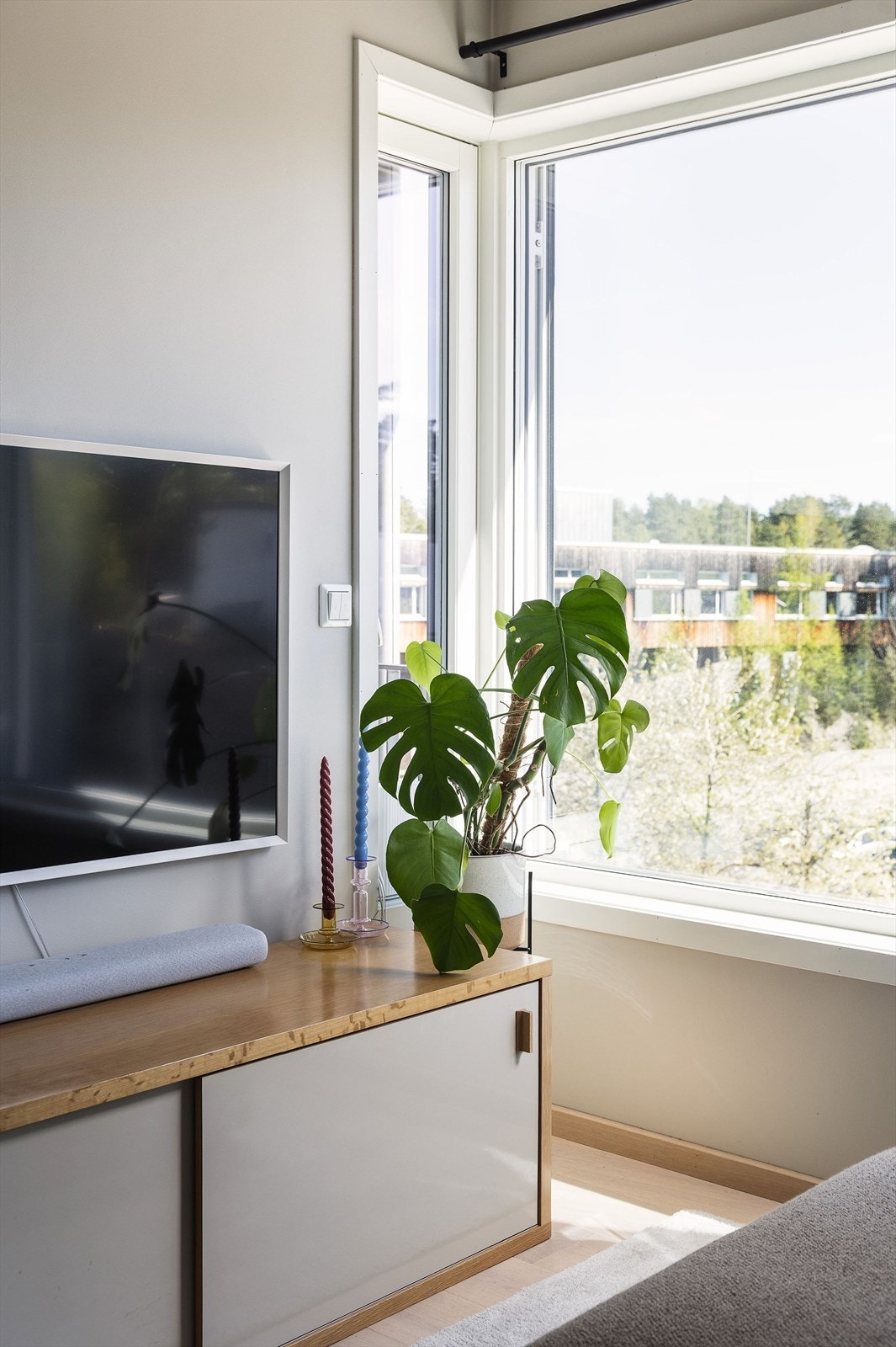 Flott lysinnslipp fra to vinkler! Hjørnevinduet gir rommet en følelse av luftighet og lys, med solstråler som strømmer inn fra to retninger. Galleribilde