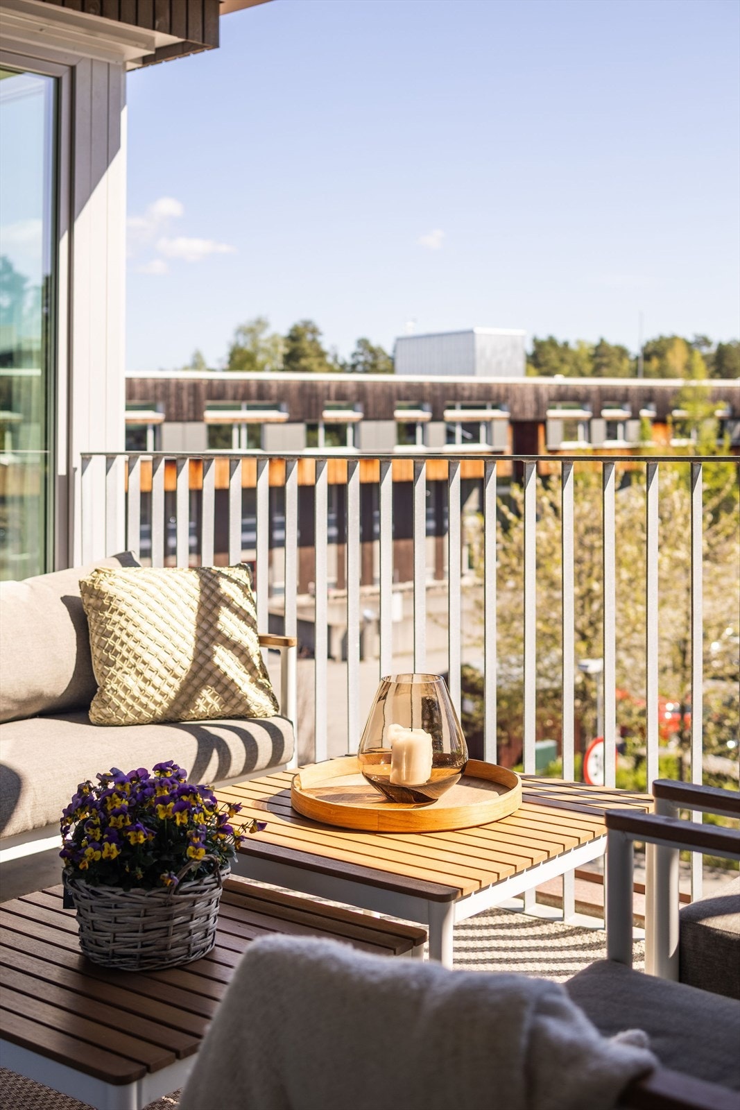 Høytliggende, stor, solrik og overbygget balkong med flott utsyn. Galleribilde