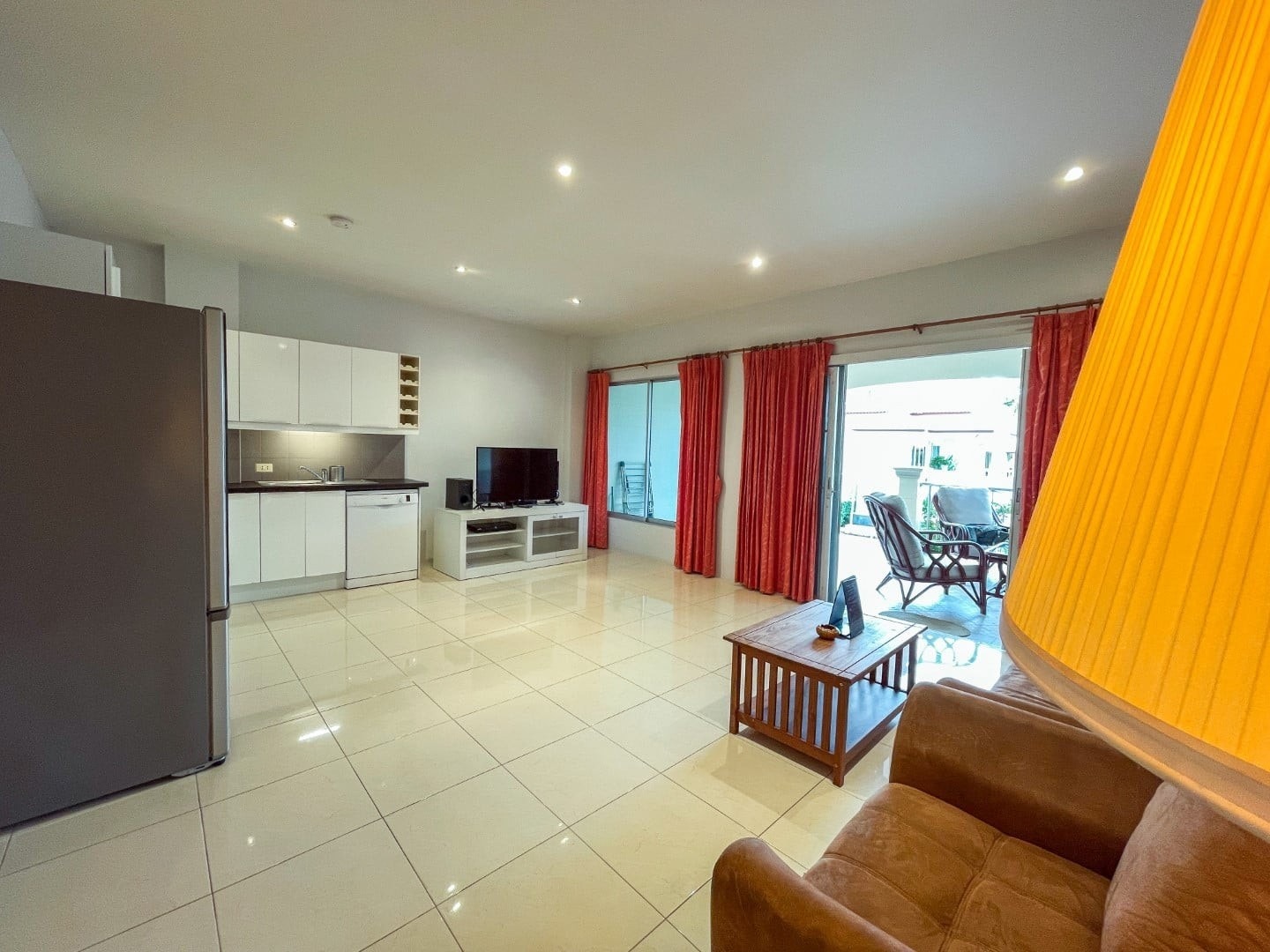 Stue med integrert kjøkken og direkte utgang til terrassen Galleribilde