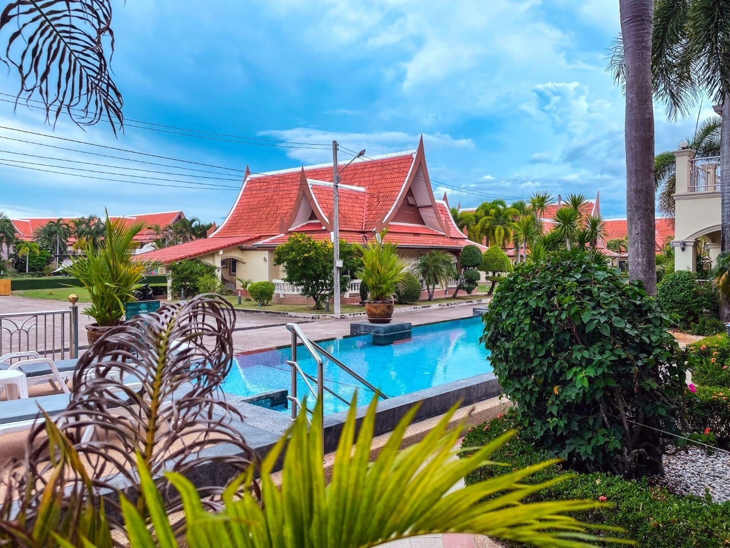 Bilde tatt fra terrassen med direkte tilgang til saltvanns svømmebasseng Galleribilde