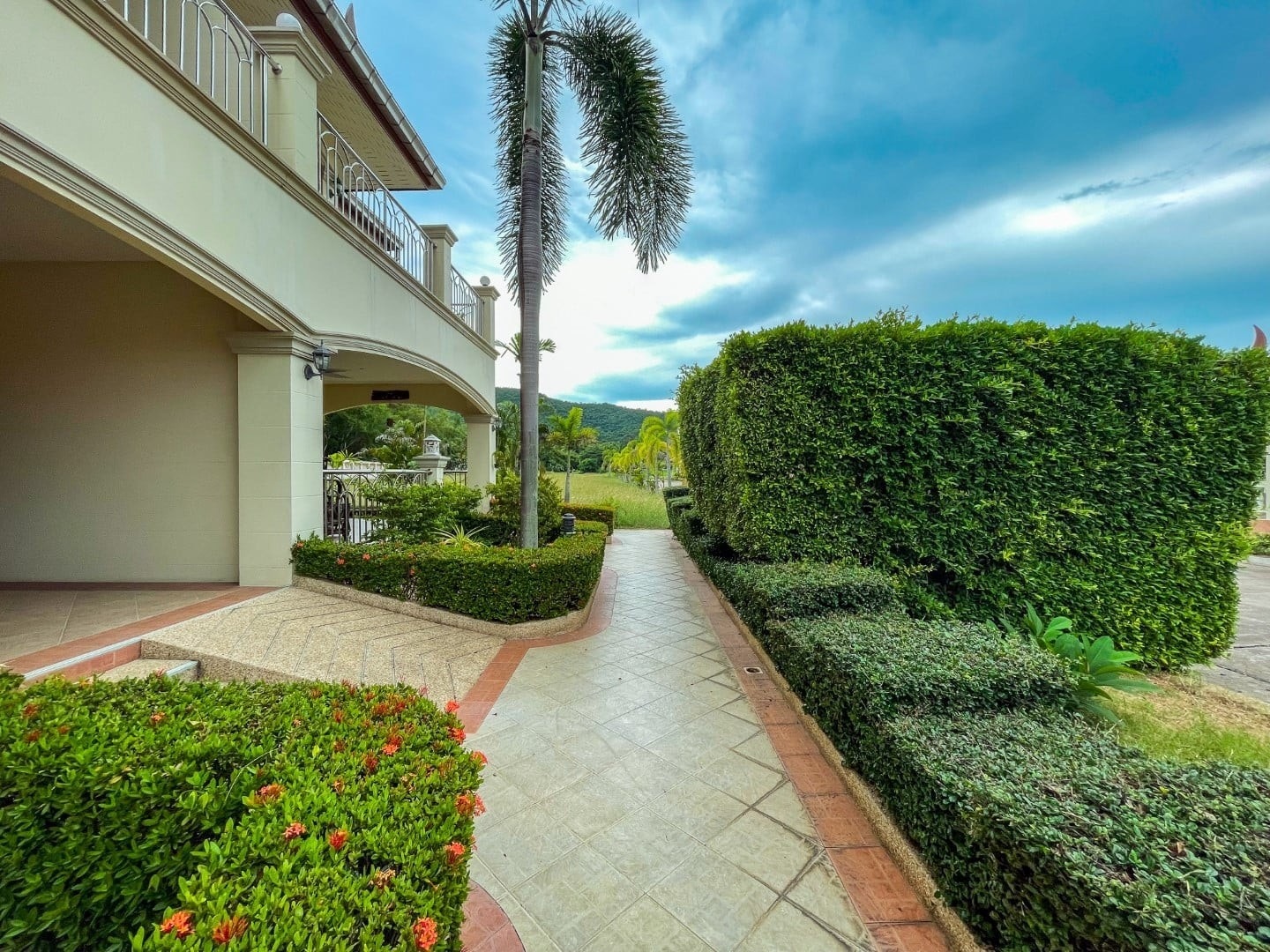 Hage utenfor leiligheten Galleribilde