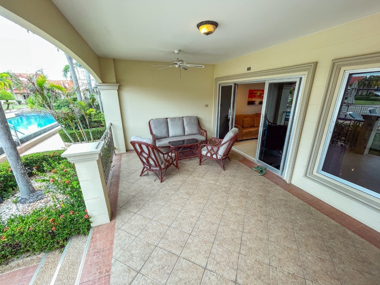 Stor overbygget terrasse Galleribilde