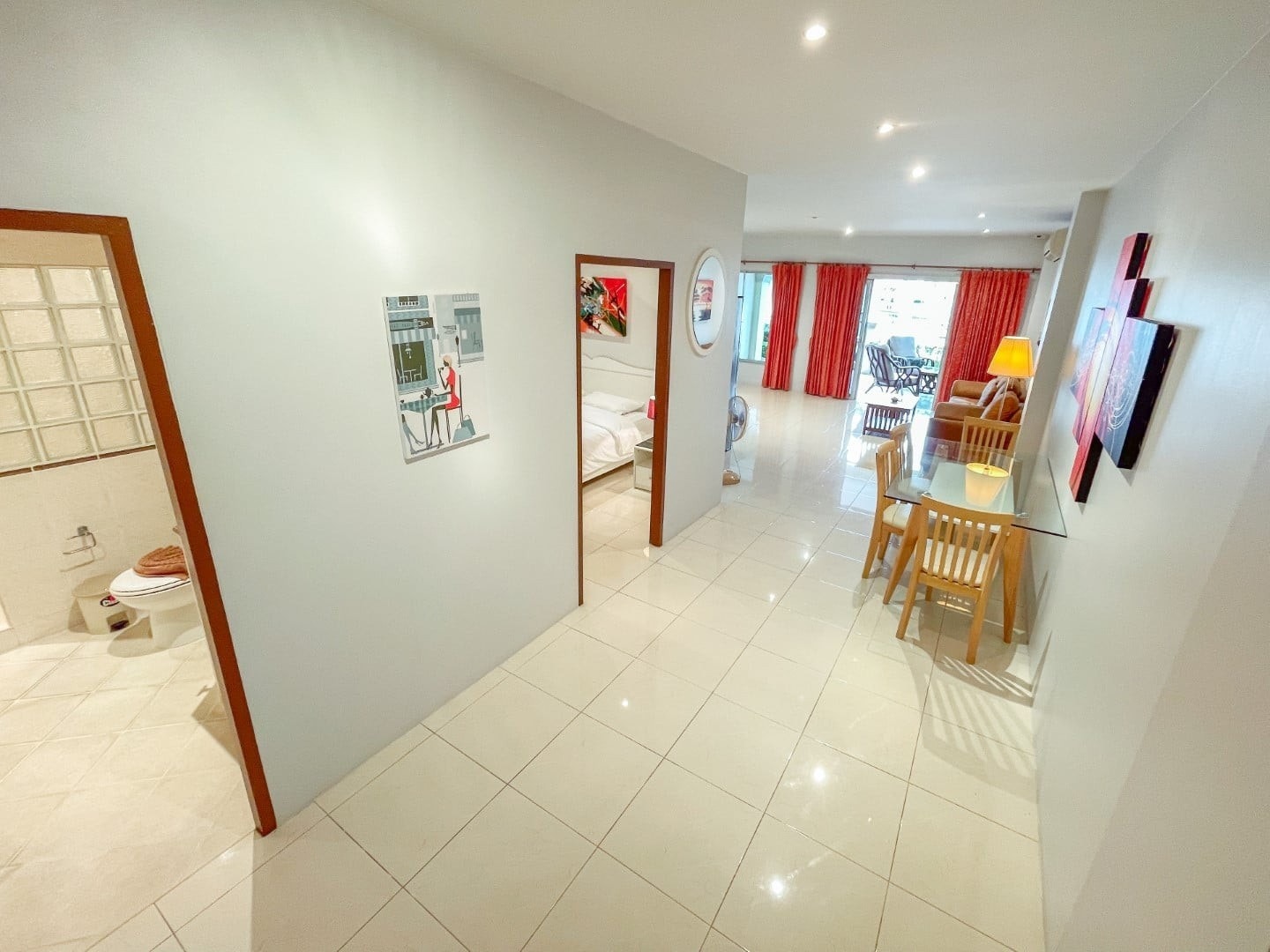 Gang med inngang til soverom og bad/WC Galleribilde