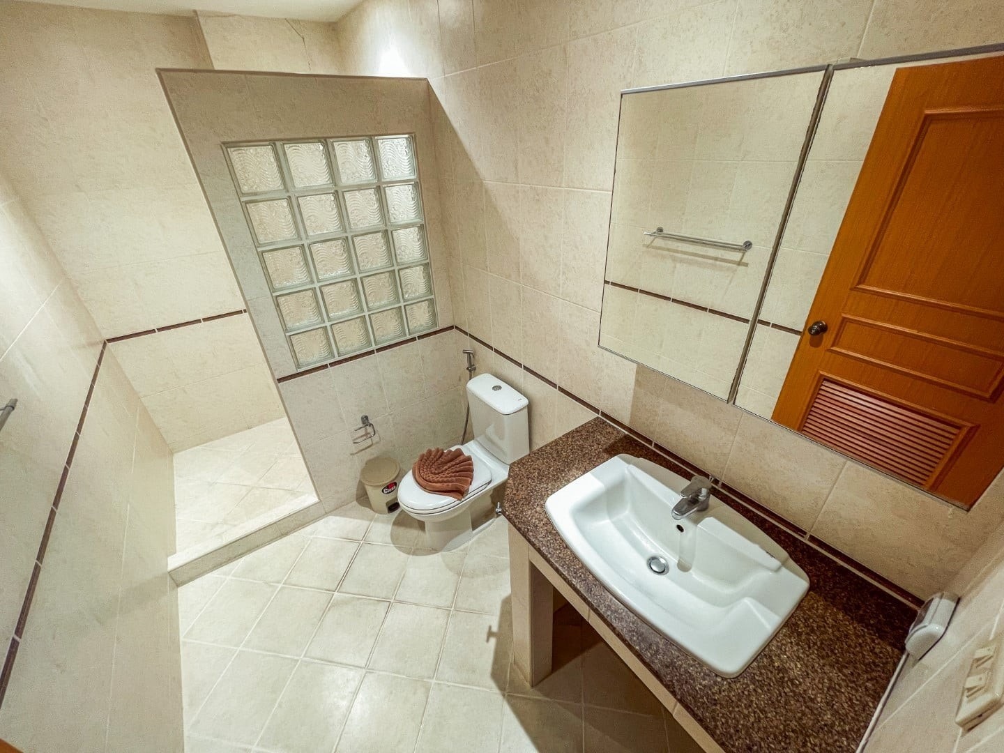 Felles bad/ WC med inngang fra gang Galleribilde