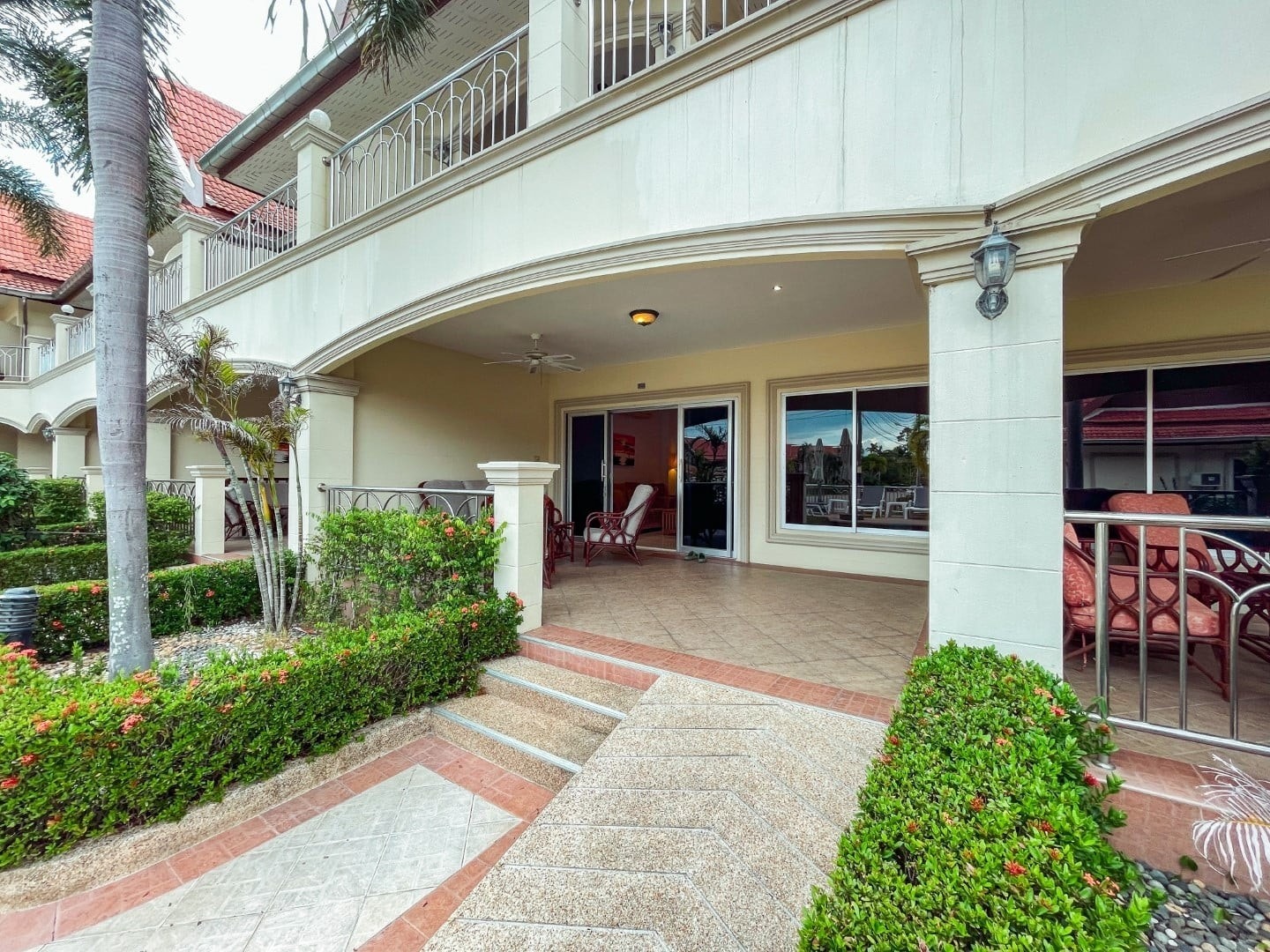 Inngang til leiligheten fra hagen ved trappe, eller rampe for rullestol Galleribilde