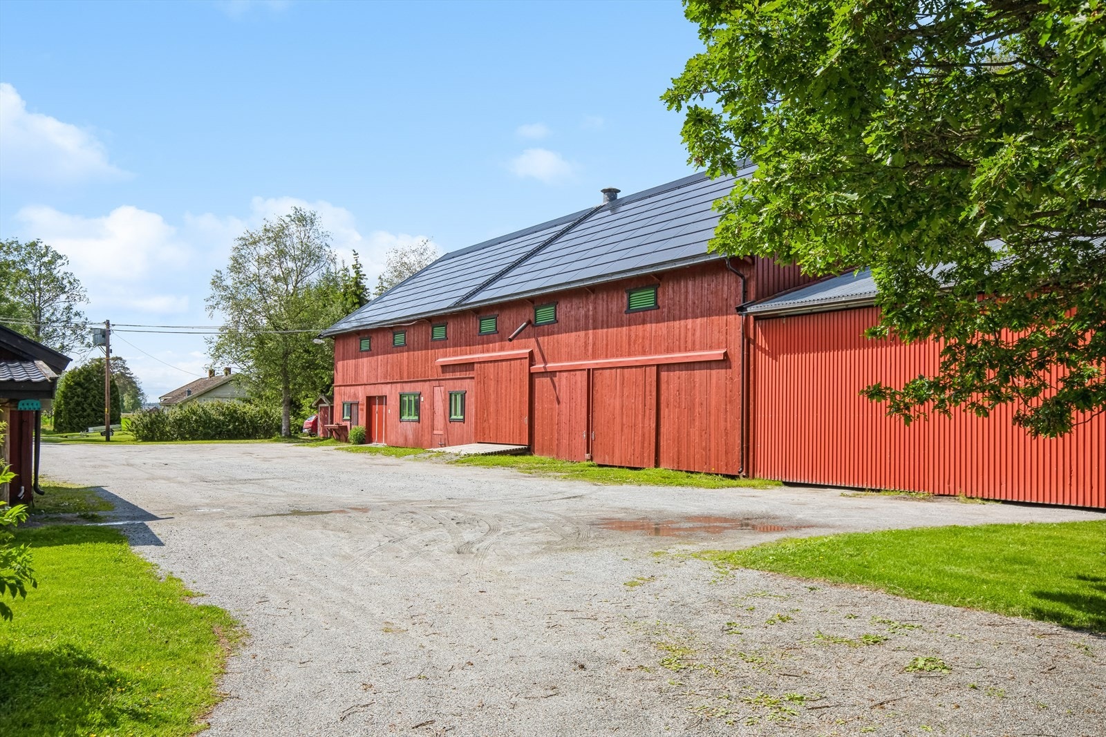 Låve med solcellepaneler Galleribilde