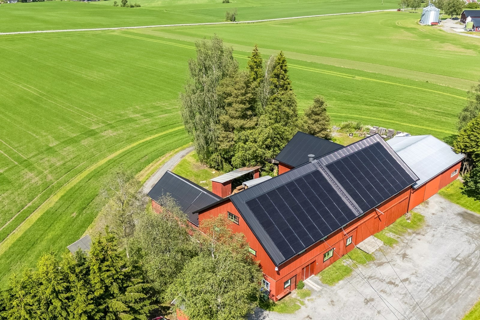 Stort solcelleanlegg på låvetaket Galleribilde