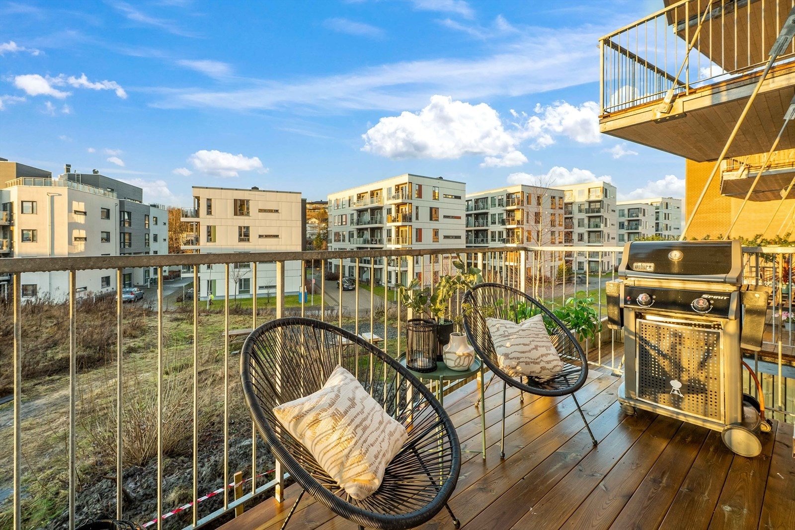 Balkong med utgang fra stuen, oppmålt til ca 5 kvm. Her ute er det plass til utemøbler samt grill. Galleribilde