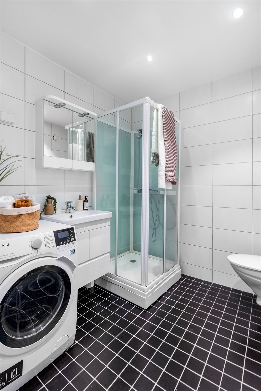 Badet har et stilrent uttrykk med flislagte vegger og gulv med varmekabler. Galleribilde