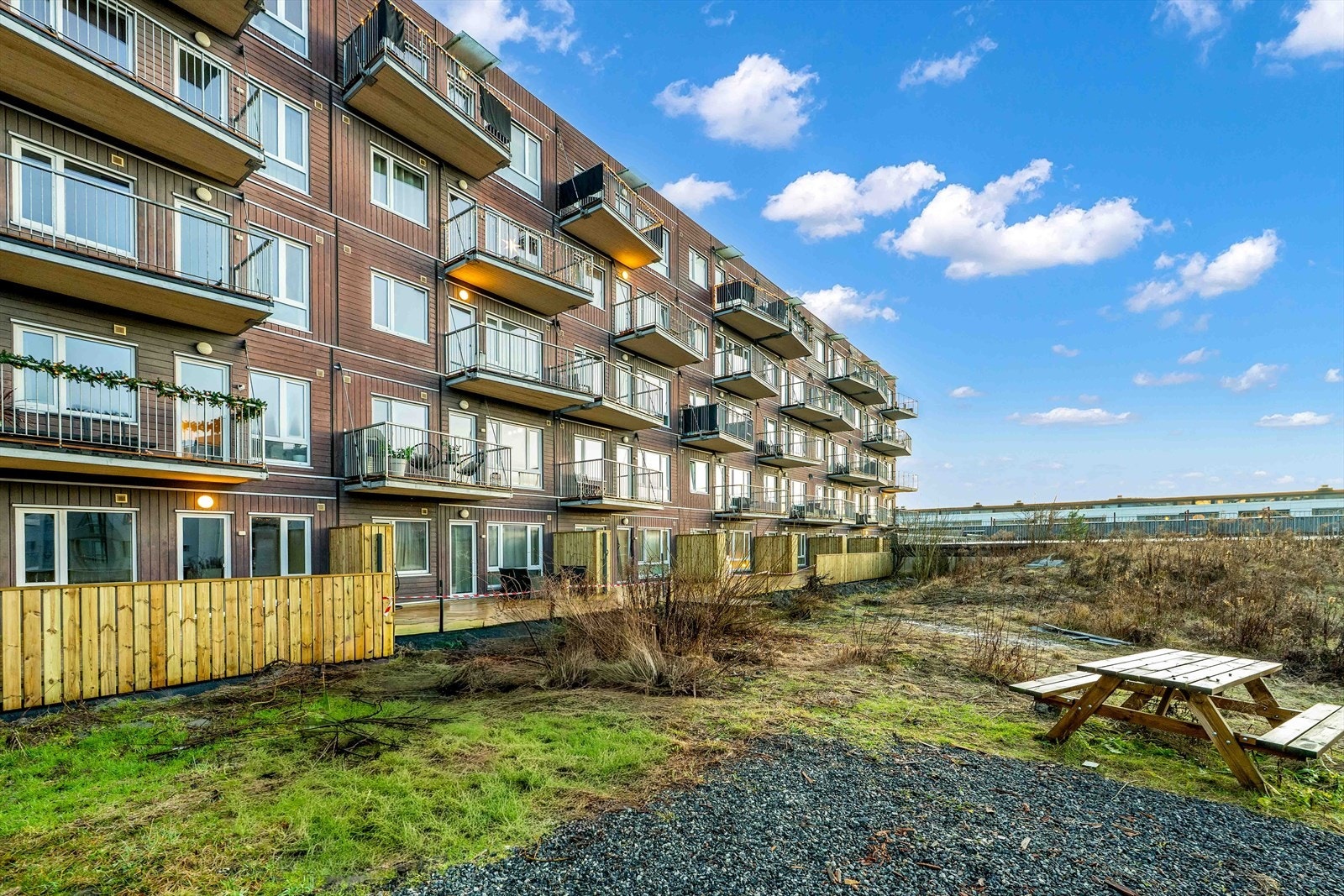 Leiligheten ligger sentralt rett ved matbutikken, Åråsen stadion, apotek, samt alt Lillestrøm har å by på. Galleribilde