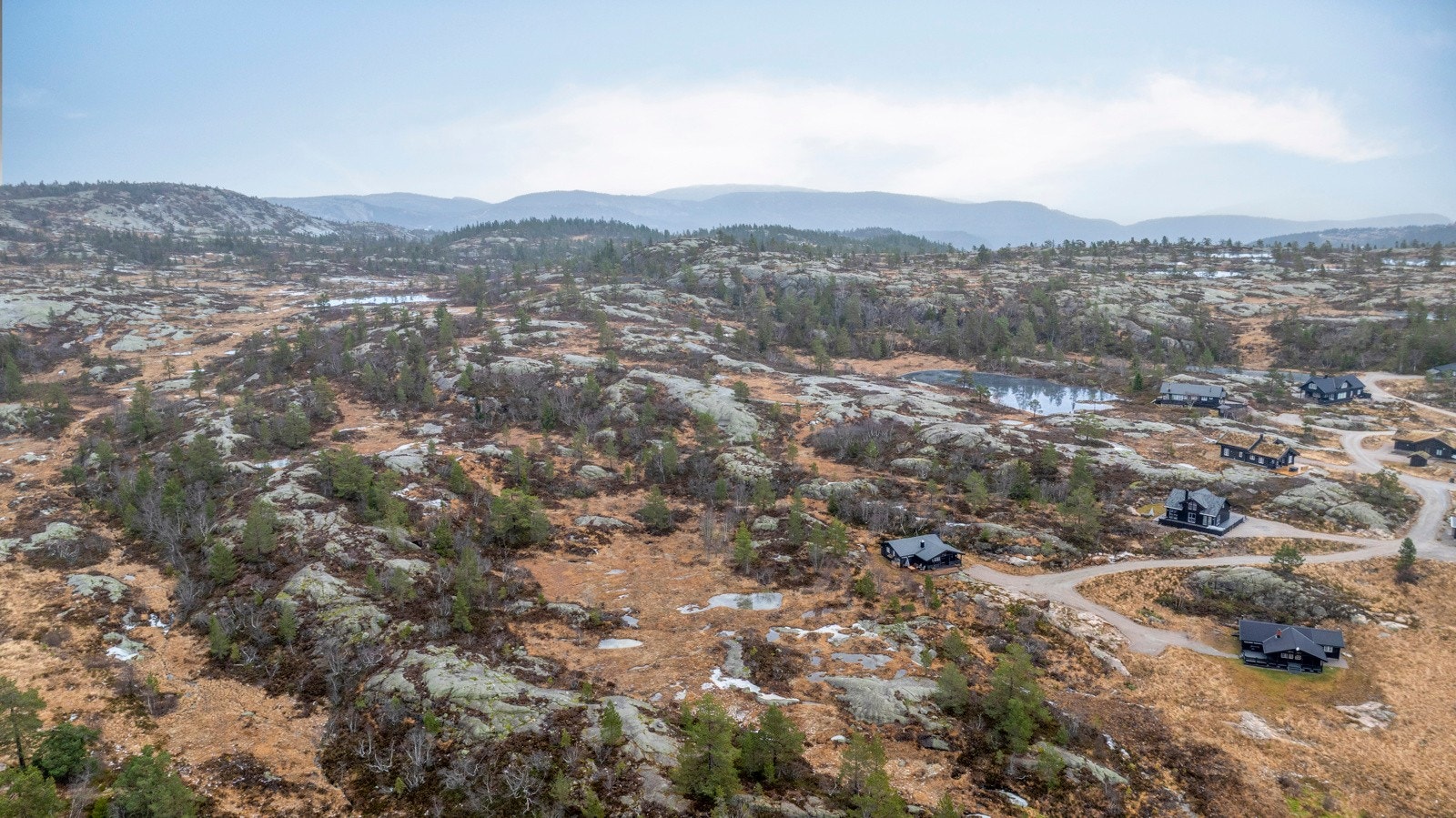 Vidstrakt og naturskjønt område med flotte tur- og friluftsmuligheter rett utenfor døren. Galleribilde