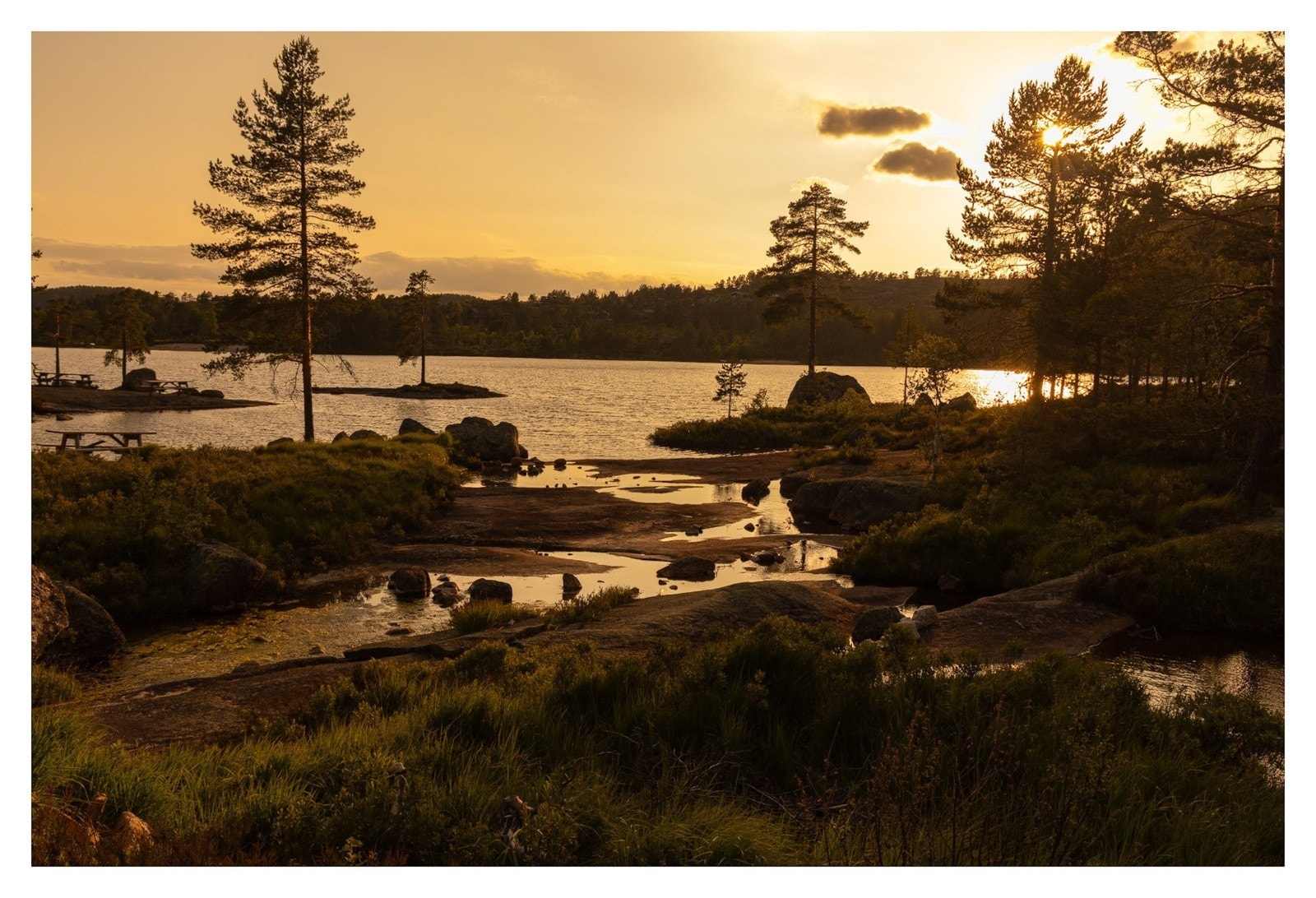 Naturskjønne omgivelser med vann, myr og fjell som gir ro og rekreasjon. Galleribilde