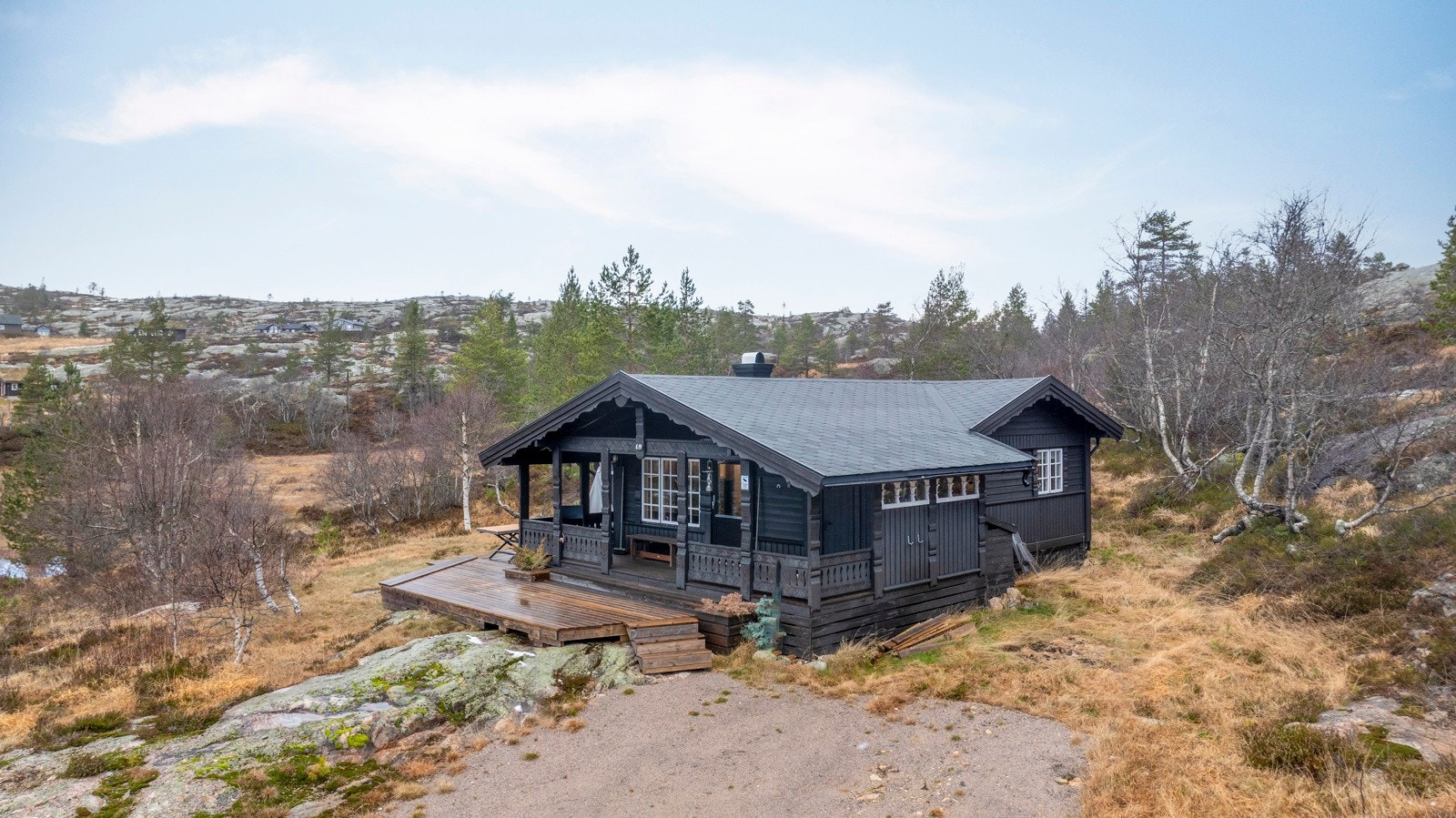Hytta ligger pent plassert i terrenget, omgitt av åpen natur og vakre omgivelser. Galleribilde