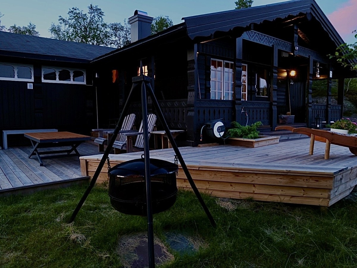 Lun uteplass som innbyr til hyggelige sommerkvelder og sosialt samvær. Galleribilde