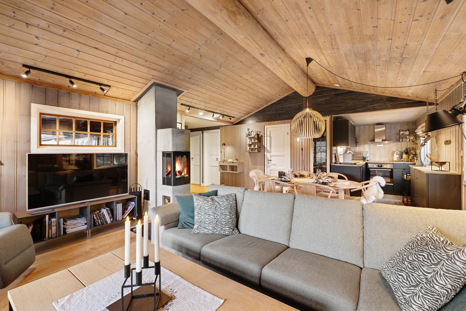 PRIVATmegleren Park ved Lars Jakob Aarak har gleden av å presentere en flott hytte med skjermet og tilbaketrukket beliggenhet på Gautefall i Drangedal kommune. Galleribilde