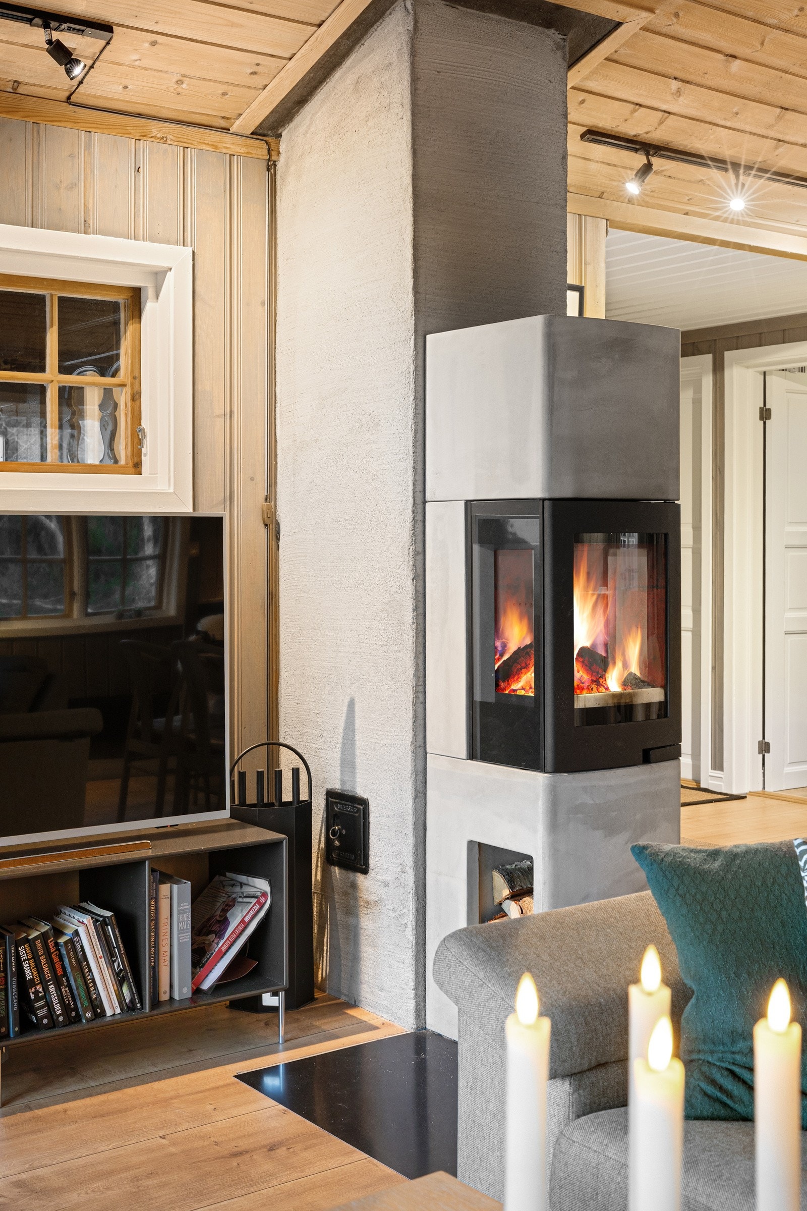 Peisovn er sentralt plassert og bidrar til lun oppvarming og en hyggelig atmosfære. Galleribilde