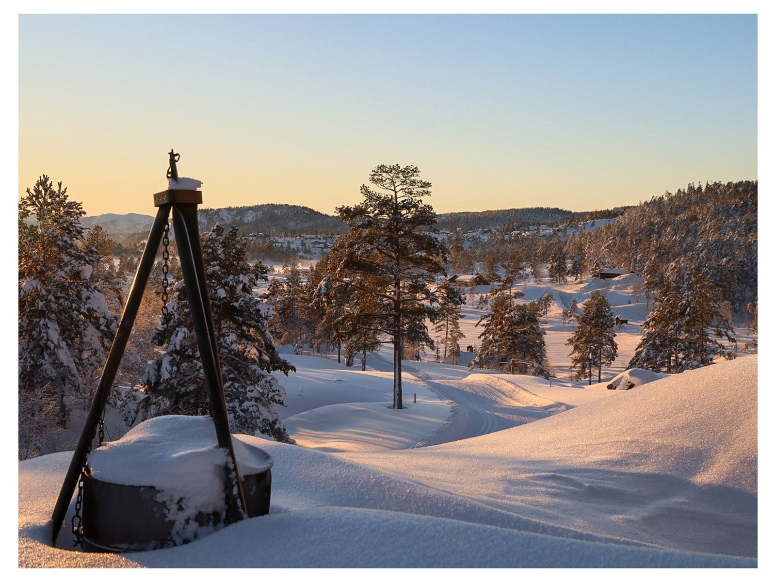 Flott utsikt fra uteplassen, med vinterkledd landskap og vakre omgivelser. Galleribilde