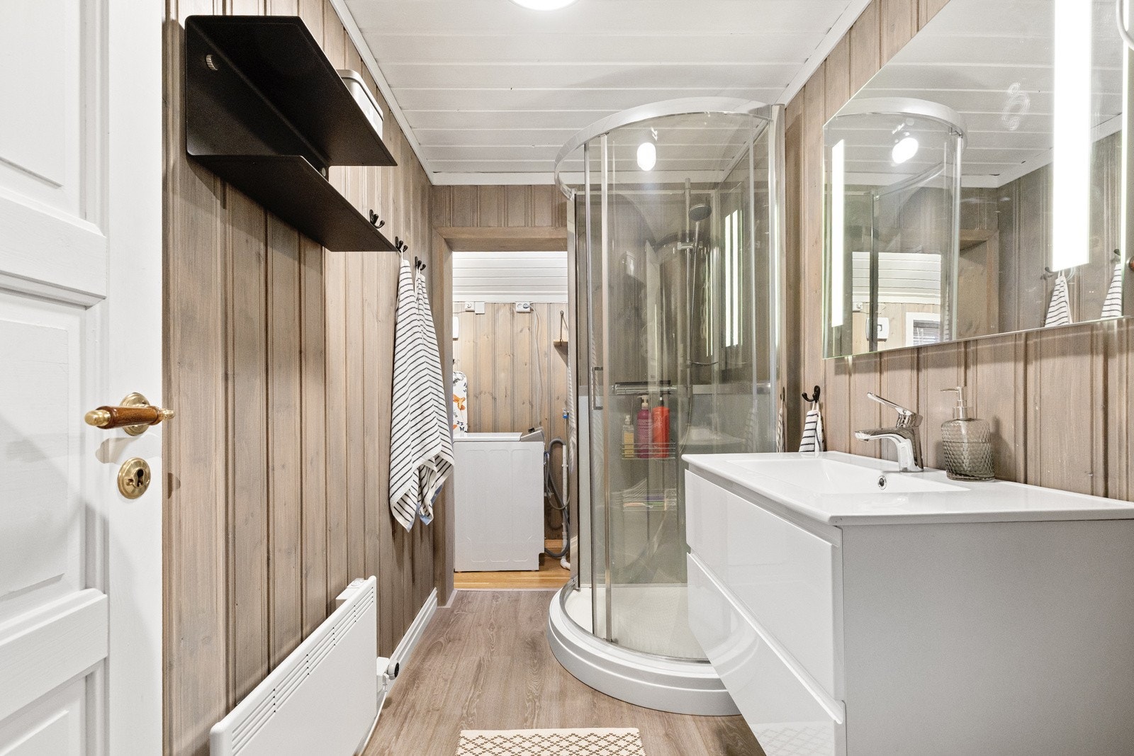 Badet er opprinnelig fra byggeår, med gulv som er oppgradert i senere år og belagt med laminat. Galleribilde