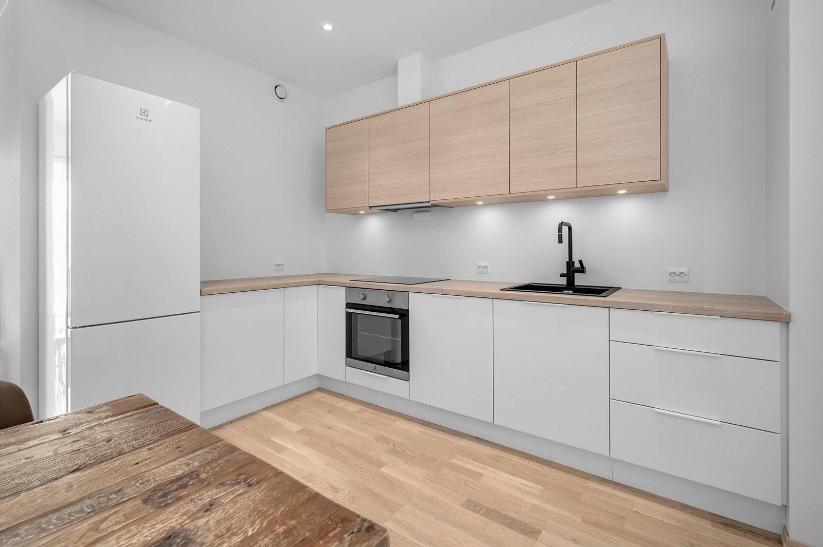 Flott kjøkken med god skap- og benkeplass. Galleribilde