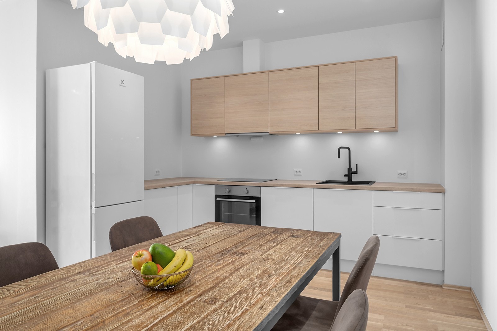 Fra leiligheten har man gangavstand til de fleste fasiliteter i Kristiansand som for. eks strand, idrettsanlegg, Kvadraturen, butikker, skoler m.m. Galleribilde