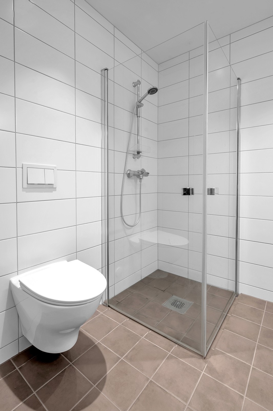 Fliselagt gulv og vegger. Balansert ventilasjon. Vannbåren varme i gulv. Galleribilde