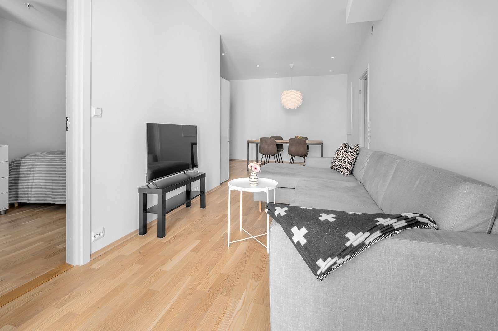 Lyse farger og spotter i tak. Direkte adgang til soverom fra stuen. Galleribilde