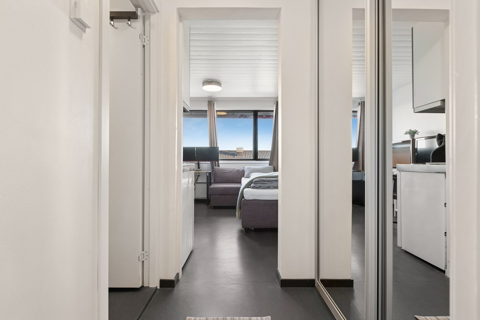 I entréen er det en skyvedørs garderobe med speil fronter. Galleribilde