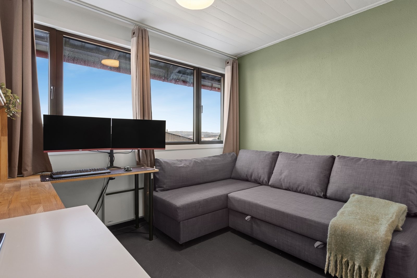 Leiligheten ligger i 2.etasje med ende beliggenhet Galleribilde