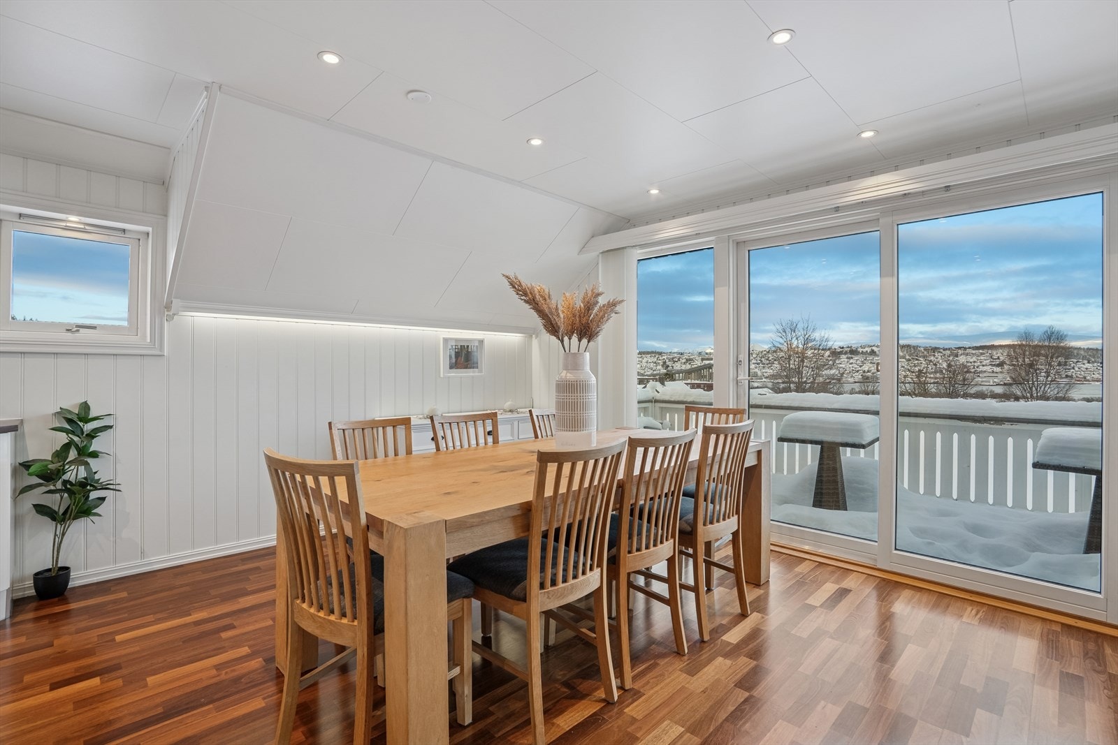 Vindusflater som slipper inn rikelig med naturlig lys og utgang til balkong. Galleribilde