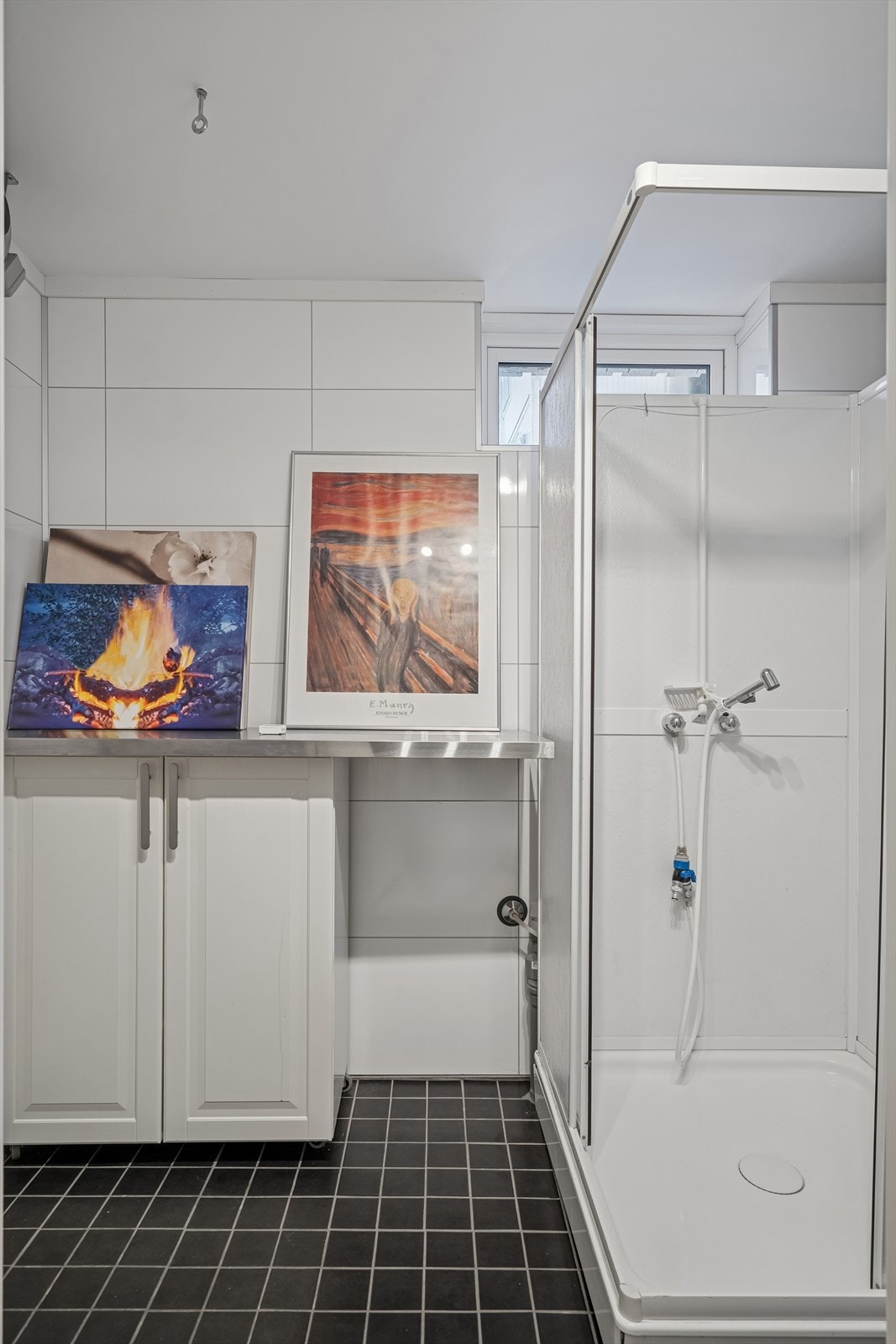 Boligen har tre baderom. Alle rom er opprettet og flyttet på i etterkant av godkjente tegninger. Se pkt. ferdigattest i salgsoppgaven. Baderom i underetasjen ble etablert i 2020 med egeninnsats av eier. Veggene har våtromsplater. Galleribilde