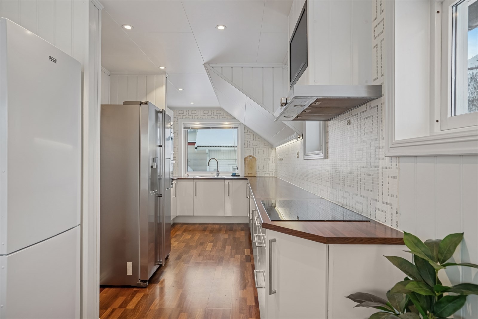 Tidsriktig og lys kjøkkeninnredning med god arbeidsplass og oppbevaring. Galleribilde