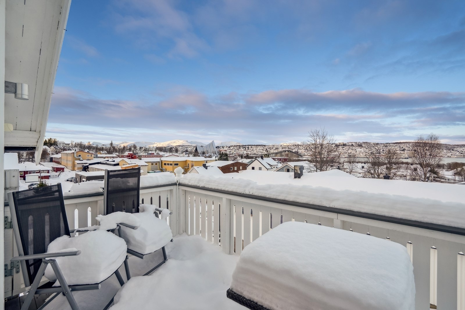 Balkong med flott utsikt ut over sjø og fjell. Galleribilde