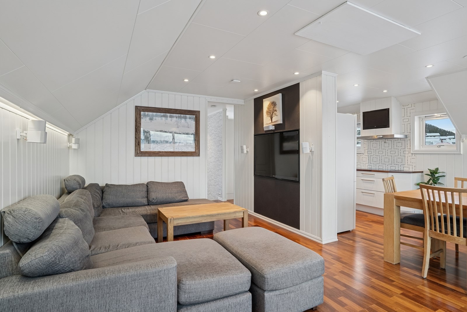 Stue og kjøkken i åpen løsning med god plass til spisestue og sofagruppe. Galleribilde