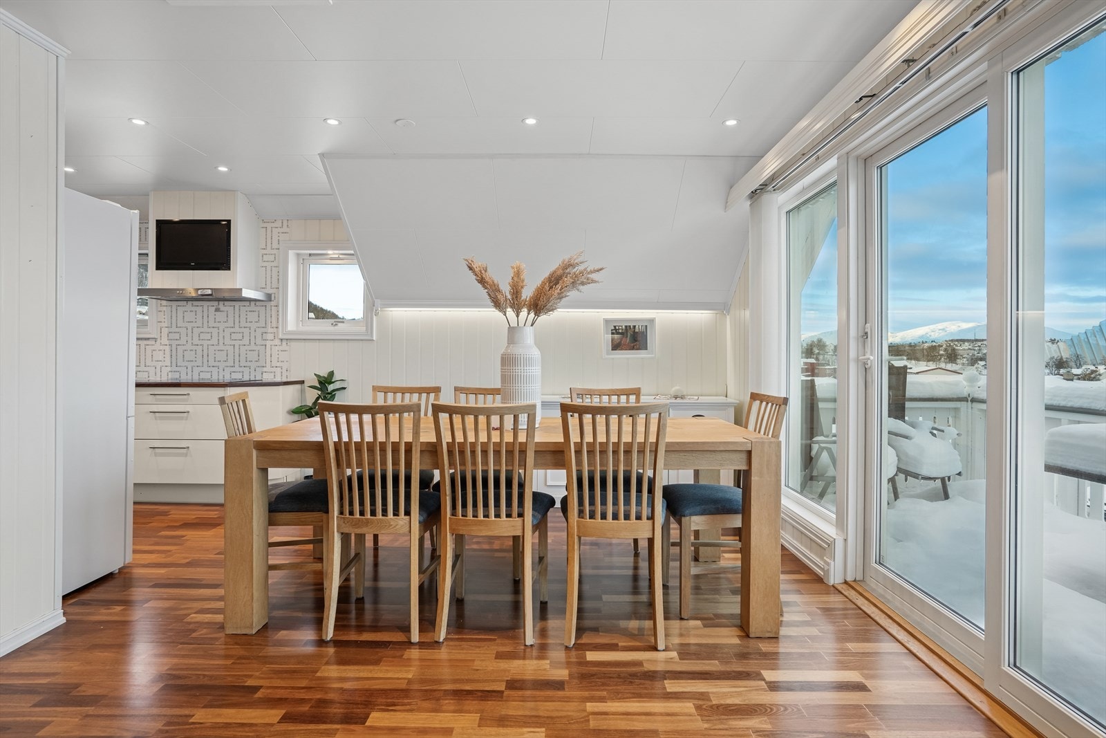 Spiseplass i tilknytning til kjøkkenet, praktisk når man har middagsgjester. Galleribilde