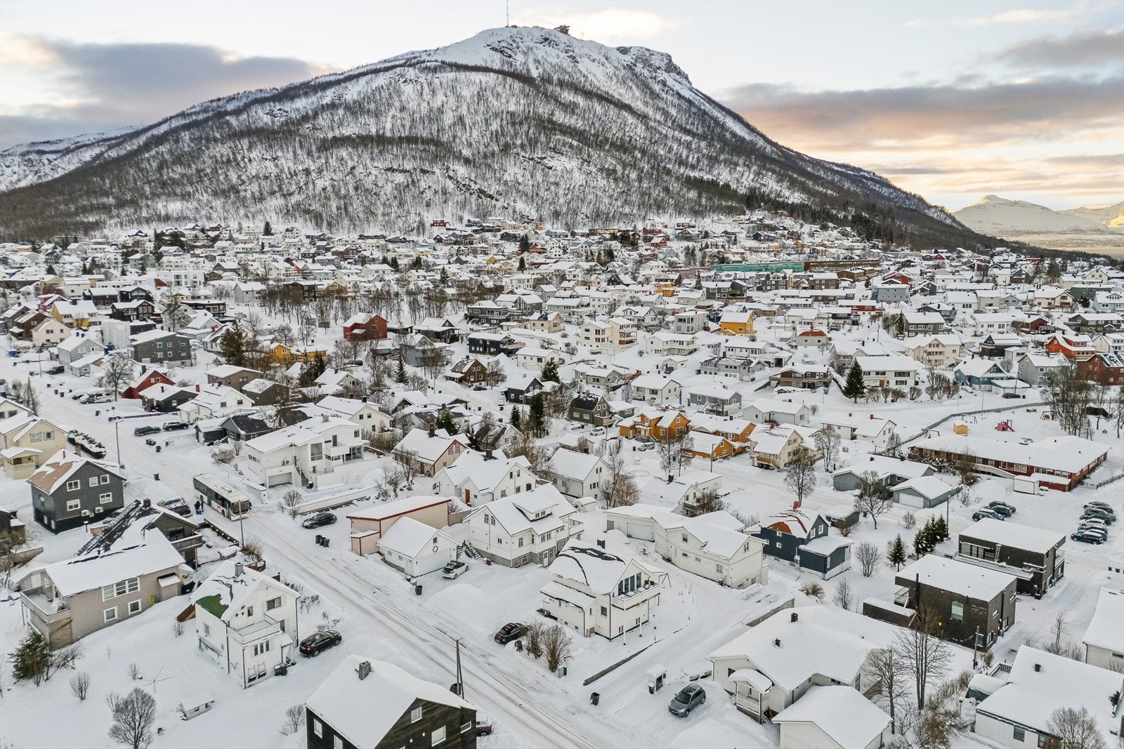 Fra eiendommen er det kort vei til marka, flotte turløyper, skoler, barnehager, dagligvarebutikker og bussholdeplass. Galleribilde