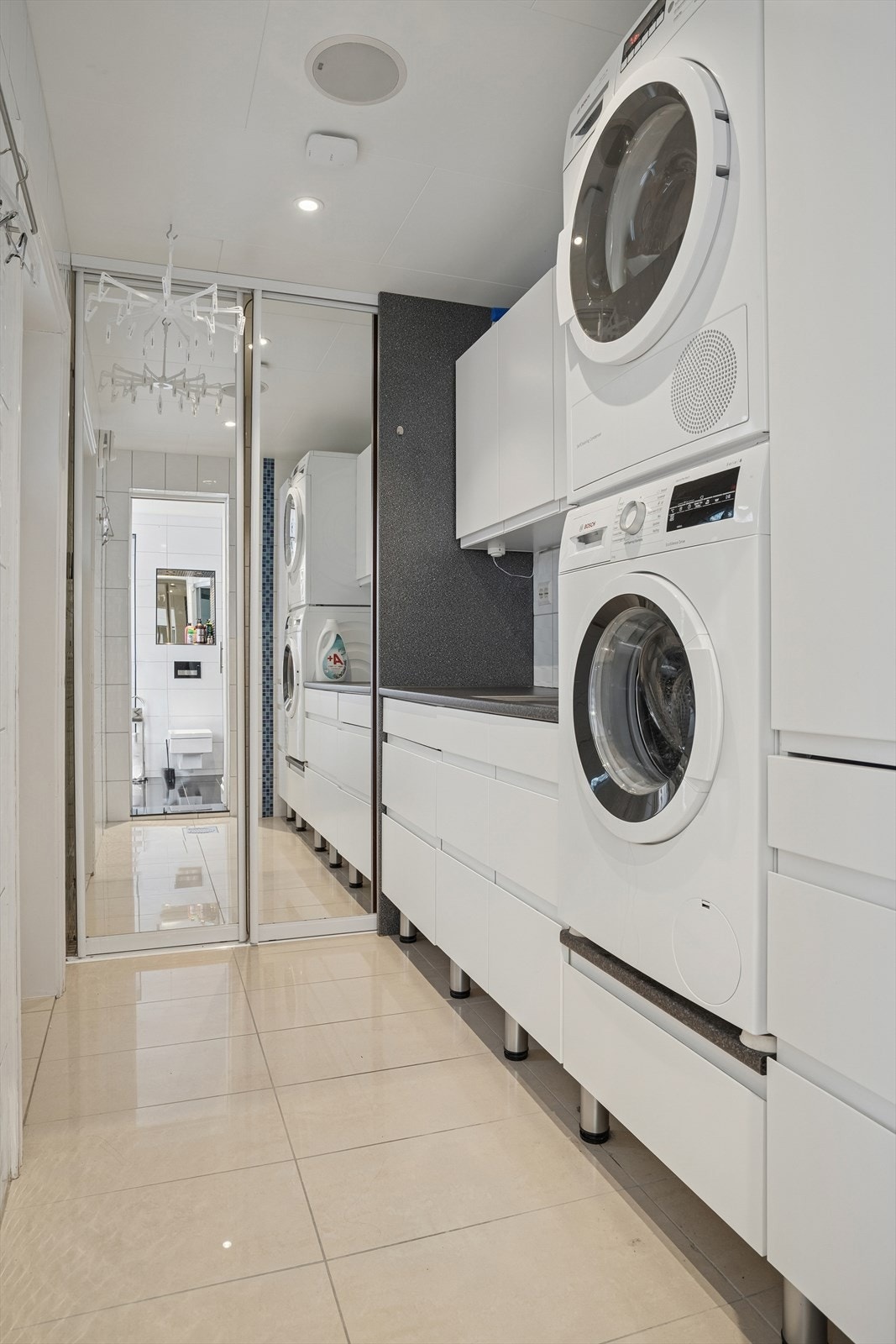 Vaskerom i tilknytning til baderom. Vaskerommet har innredning med nedfelt utslagsvask, ett-greps blandebatteri, samt opplegg for vaskemaskin. Galleribilde