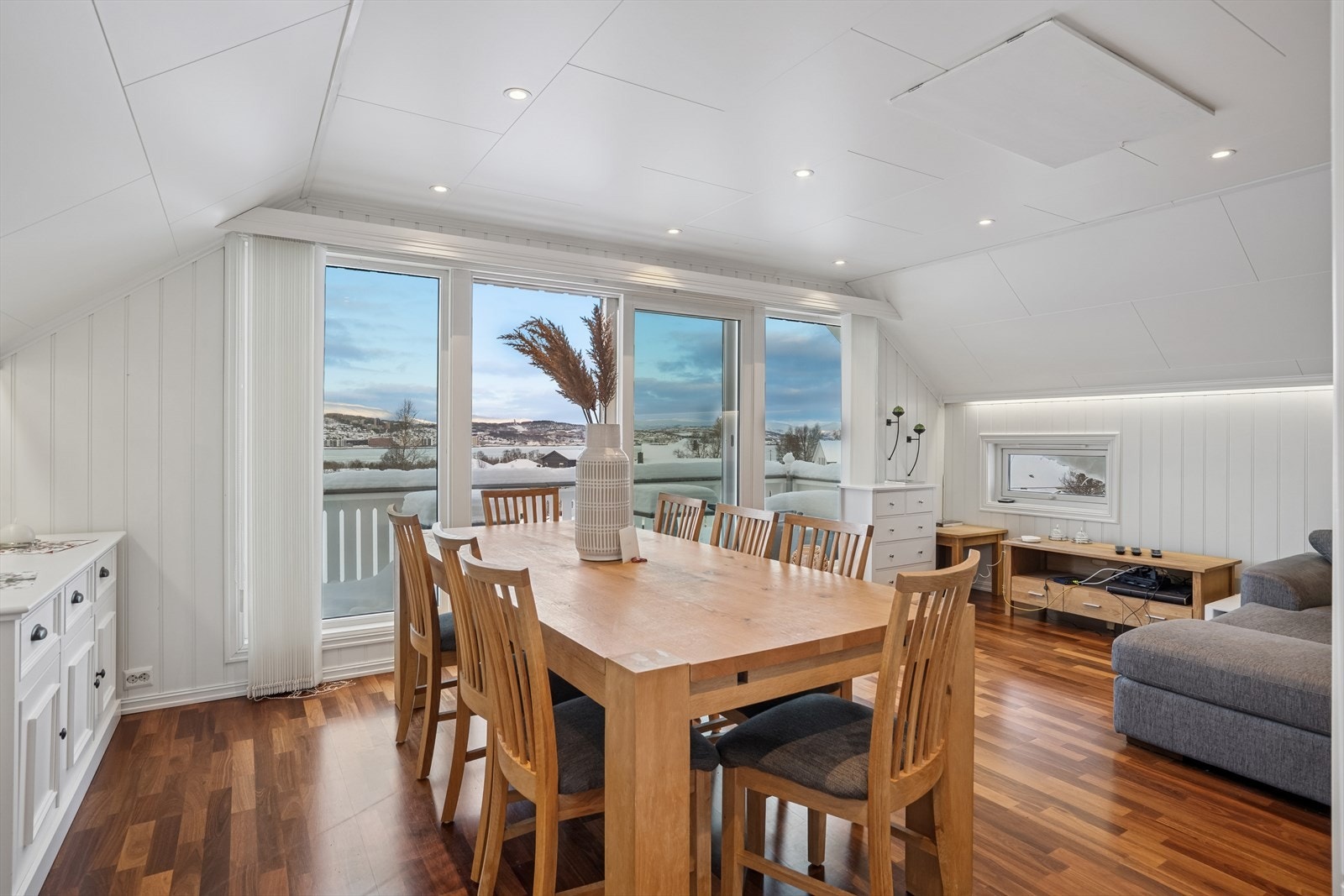 Her er det god plass til og samle familie og venner til hyggelige lag. Galleribilde