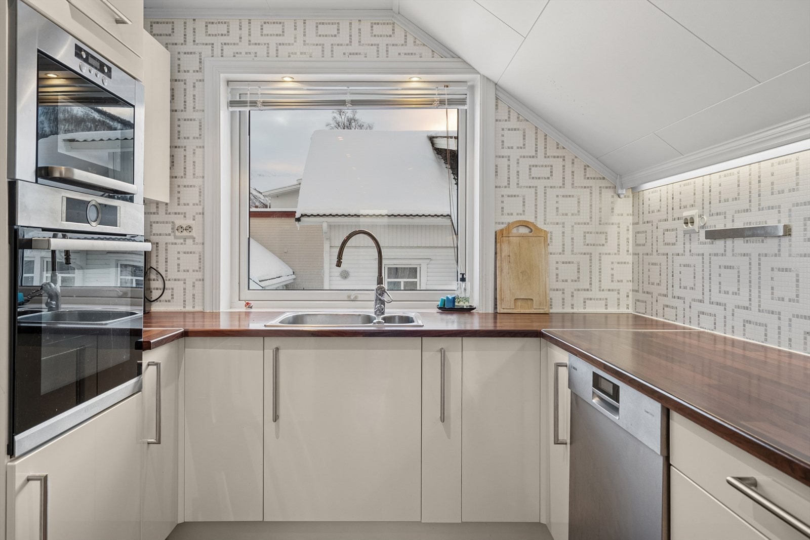 Laminerte skrog med laminerte slette fronter, laminert benkeplate med nedfelt oppvaskkum i stål med ett-greps blandebatteri. Galleribilde