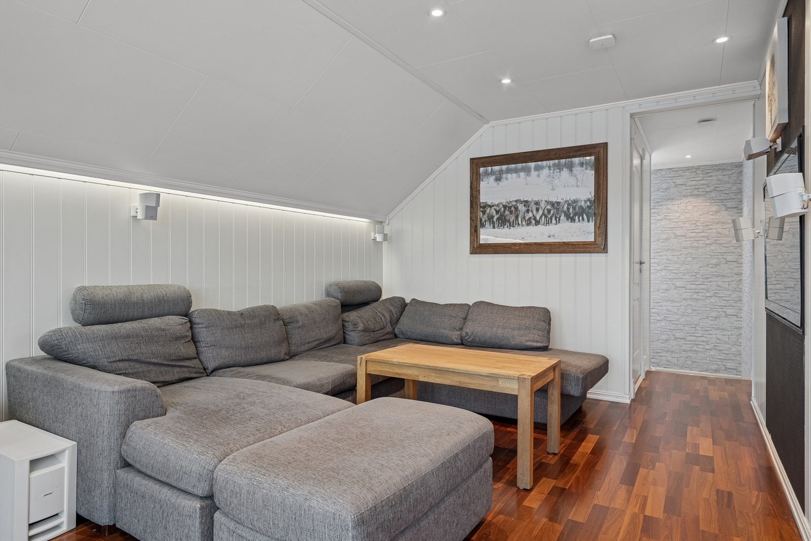 Stue med downlights i himling. Galleribilde