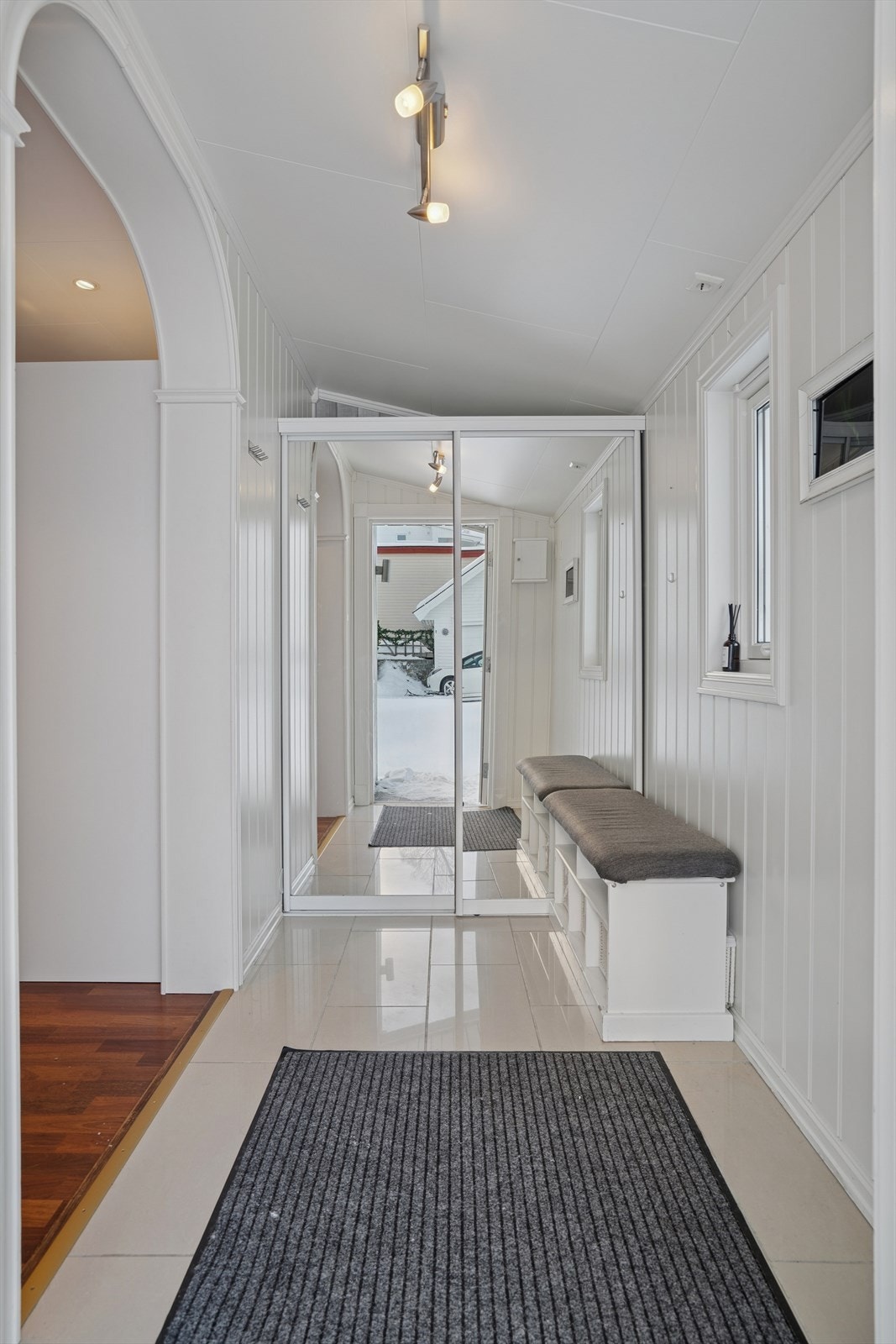 Velkommen inn! Lys og trivelig entré med god plass til oppbevaring i skyvedørsgarderobe. Galleribilde