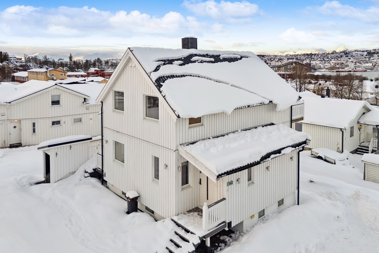 Boligen har en attraktiv, sentral plassering i det barnevennlig boligområdet i hjertet av Tromsdalen. Galleribilde