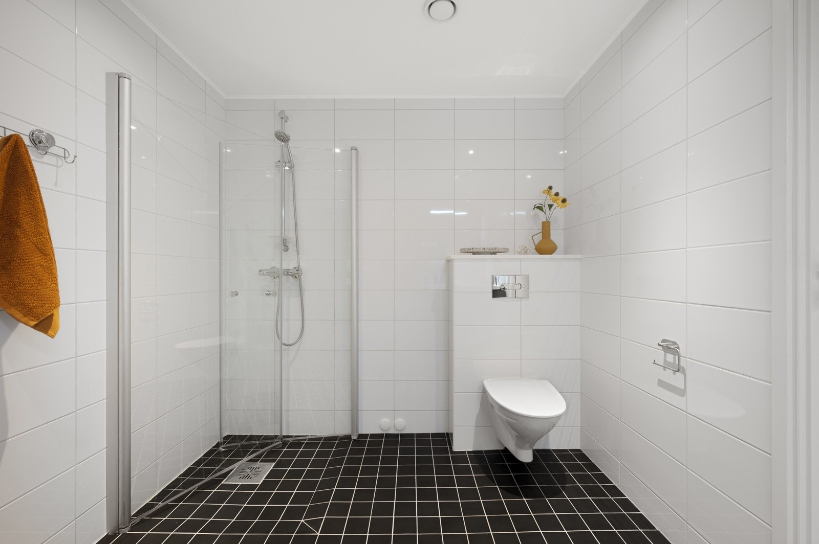 Innfellbare dusjvegger, vegghengt toalett og downlights. Galleribilde