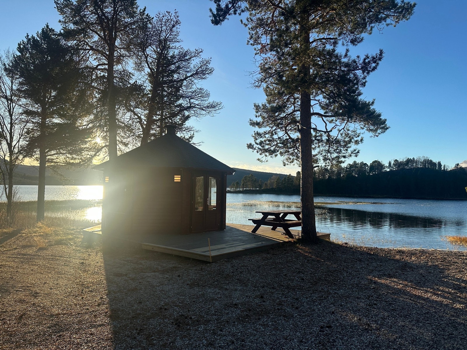 Lysthus med terrasse og benk. Galleribilde