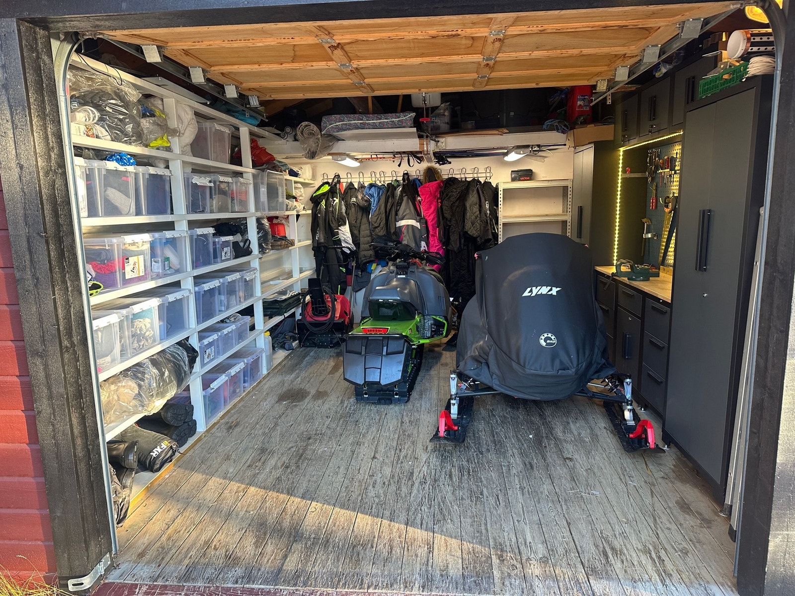 Garasje med reol for oppbevaringsbokser. Galleribilde