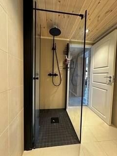 Dusj med sort rainshower. Galleribilde